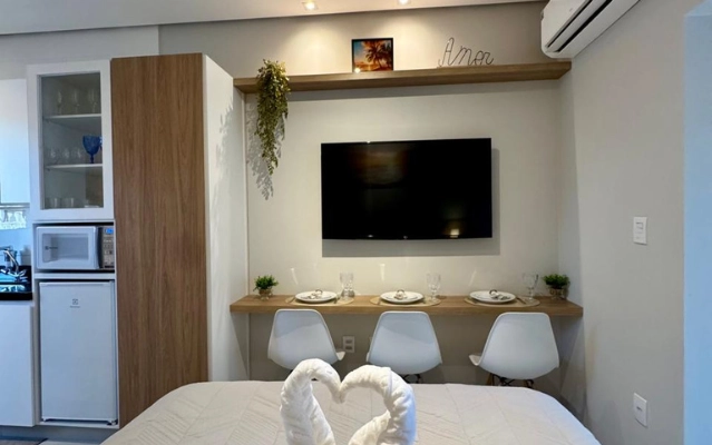 Flat completo com ar-condicionado, Smart TV e cozinha equipada na Ahava Stays em Montes Claros MG.