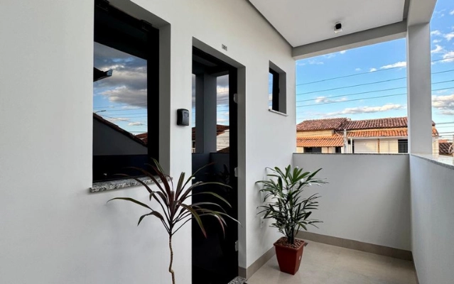Entrada privativa do Flat 201 da Ahava Stays em Montes Claros MG.