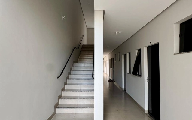 Escada e corredor de acesso aos flats da Ahava Stays em Montes Claros