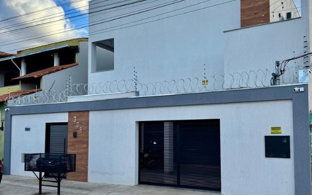 Fachada do prédio da Ahava Stays com garagem e acesso privativo.