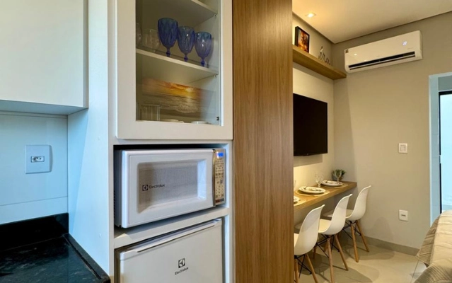 Flat equipado com frigobar, micro-ondas, Smart TV e ar-condicionado na Ahava Stays em Montes Claros MG.