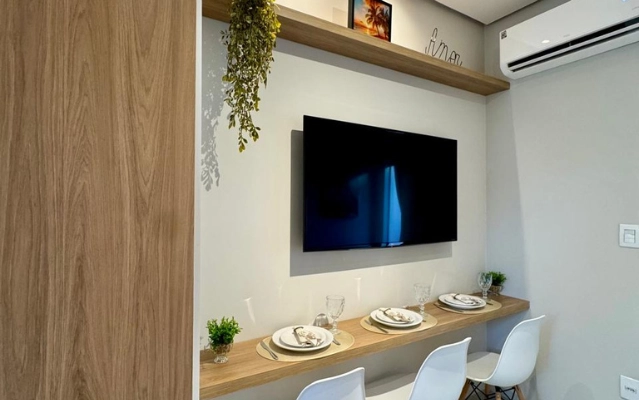 Smart TV e ar-condicionado no Flat 201 da Ahava Stays em Montes Claros MG.