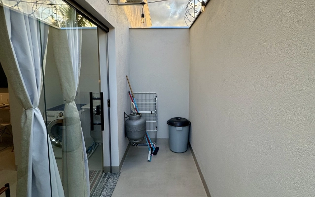 Área externa privativa do Flat 201 da Ahava Stays em Montes Claros MG.