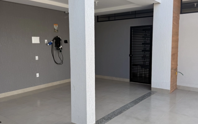 Garagem coberta com carregador para veículos elétricos na Ahava Stays em Montes Claros MG.