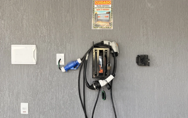 Carregador para veículos elétricos disponível na Ahava Stays em Montes Claros MG.