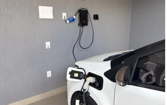 Hospedagem com carregador veicular Premium